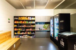 einen Vorratsspeicher mit einem Kühlschrank und Regalen mit Lebensmitteln in der Unterkunft Studio aconchegante e decorado na Bela Vista in São Paulo