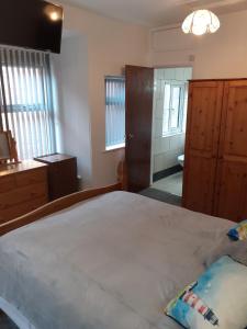 1 Schlafzimmer mit einem großen Bett und einem Badezimmer in der Unterkunft Southbay Room 2 in Bridlington