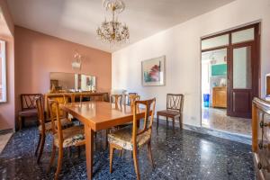 ein Esszimmer mit einem Holztisch und Stühlen in der Unterkunft Dimora Cavaliere Scioli in Monteroduni + 13 Fotos