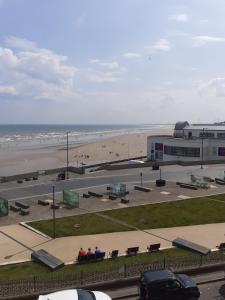 Blick auf den Strand mit einem Gebäude und einem Parkplatz in der Unterkunft Southbay Room 2 in Bridlington