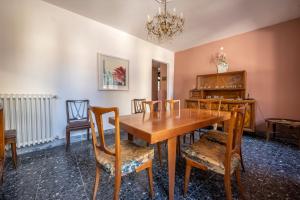 ein Esszimmer mit einem Holztisch und Stühlen in der Unterkunft Dimora Cavaliere Scioli in Monteroduni