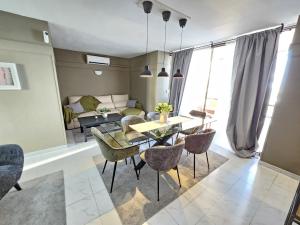 - un salon avec une table, des chaises et un canapé dans l'établissement Oceanview Terrace Apartment, à Fuengirola