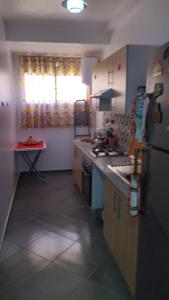 eine Küche mit einem Kühlschrank und einer Arbeitsplatte in der Unterkunft 2 minutes a l'aéroport in Marrakesch
