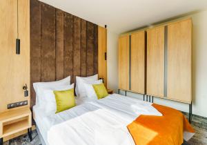 Łóżko lub łóżka w pokoju w obiekcie FACTORY RESORT wellness & spa