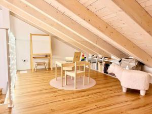 Zimmer mit einem Schreibtisch und einem Schaf im Dachgeschoss in der Unterkunft • Boutique Villa 26 • in Gambarogno in Gambarogno
