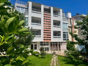 an apartment building with a lawn in front of it at Vista Sul Mare II in Burgas