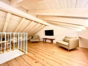 ein Wohnzimmer mit einem Sofa und einem TV in der Unterkunft • Boutique Villa 26 • in Gambarogno in Gambarogno