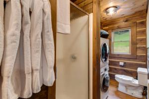 bagno con lavatrice e asciugatrice di Eagle Ridge Creek a Banner Elk Altre 16 foto