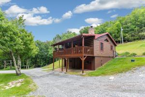 una casa con una terrazza su una collina di Eagle Ridge Creek a Banner Elk