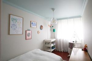 1 dormitorio con cama, ventana y cuna en 2bedroom apartment close to centre, en Reikiavik