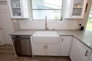 温特黑文Sunrise on Lake Idylwild的厨房配有白色水槽和窗户 更多43张照片