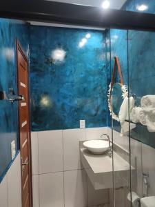 a bathroom with a sink and a mirror at Casa em Alter do Chão - Nosso Canto in Santarém