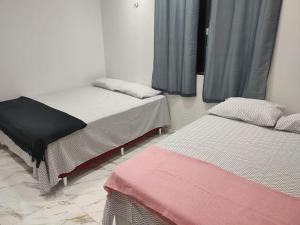 pokój z 2 łóżkami w pokoju z zasłonami w obiekcie Casa em Alter do Chão - Nosso Canto w mieście Santarém