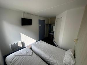 Voodi või voodid majutusasutuse Hôtel Gex toas