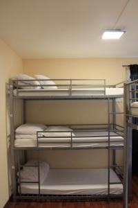 Stay2Night City Center Hostel客房内的一张或多张双层床