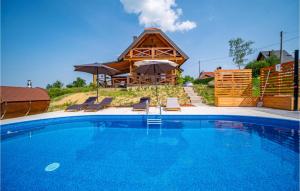 uma piscina em frente a um gazebo em Nice Home In Lipje With House A Panoramic View em Lipje