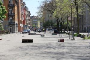 una calle de la ciudad con un parque de patinaje en el medio en Stay2Night City Center Hostel, en Zúrich