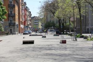 een stadsstraat met een skatepark in het midden bij Stay2Night City Center Hostel in Zürich
