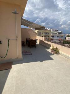 - un balcon avec une table et des chaises dans un bâtiment dans l'établissement Apartamento en Vilanova, Ático, à Vilanova i la Geltrú