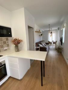 cocina y sala de estar con encimera blanca en Apartamento en Vilanova, Ático, en Vilanova i la Geltrú