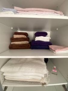 比利亞努埃瓦－赫爾特魯的住宿－Apartamento en Vilanova, Ático，衣柜里装满了毛巾和折叠式衣服