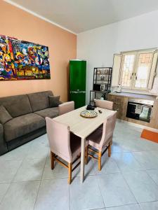 een woonkamer met een tafel en een bank bij Zisa House Casa Vacanze in Palermo