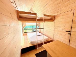 mały pokój z 2 łóżkami piętrowymi w kabinie w obiekcie Lushna 7 Petite at Lee Wick Farm Cottages & Glamping w mieście Clacton-on-Sea