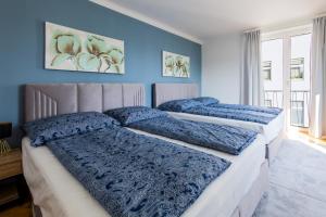 2 camas en un dormitorio con paredes azules en Central-new ; marvelous views, en Viena