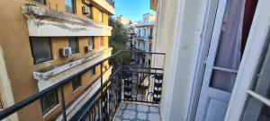 uma vista a partir de uma varanda de um edifício em Doukas Hostel Room em Heraclião