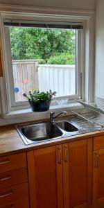 eine Küche mit einem Waschbecken und einem Fenster in der Unterkunft Havsnärastugan in Öckerö