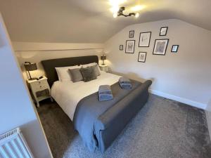 - une chambre avec un lit et 2 serviettes dans l'établissement Fell View, à Hawes