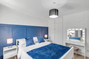 1 dormitorio azul y blanco con 1 cama grande en Sleeps 8 City House with Cinema Room and Parking, en Norwich