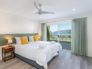 Un dormitorio con una cama grande y una ventana grande. en Stunning Villa with pool and views of Knysna, en Knysna 31 fotos más