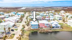 Φωτογραφία από το άλμπουμ του Villa Laguna! STEPS to the pool & lagoon views, with boardwalk to beach σε Port Aransas