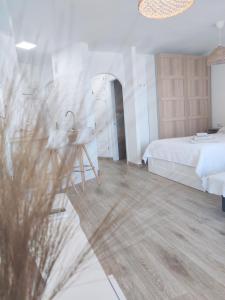 1 dormitorio con cama, escritorio y mesa en Apartamento Ohana, Costa del Sol en Algarrobo-Costa