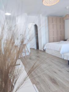 Un dormitorio con una cama, un escritorio y una mesa. en Apartamento Ohana, Costa del Sol, en Algarrobo Costa 36 fotos más