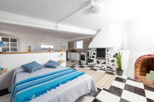 1 dormitorio con 1 cama y chimenea en Vista Paraiso, Sea breeze facing the sea en La Oliva