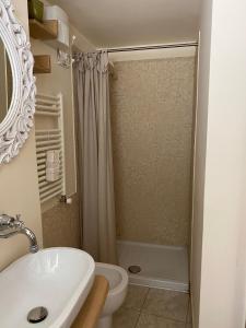 マテーラにあるLa Bomboniera Holiday Homeのバスルーム(シャワー、洗面台、トイレ付)