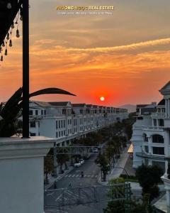 - Vistas a la puesta de sol de una calle de una ciudad en Chuỗi căn hộ Space Apartment & Homestay tại Vinhomes Marina Hải Phòng, en Hai Phong