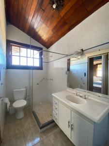 La salle de bains est pourvue d'un lavabo, de toilettes et d'une fenêtre. dans l'établissement Pousada Casarão De Minas, à São Lourenço