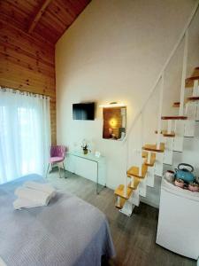 ein Schlafzimmer mit einem Bett und einer Treppe sowie einem Schreibtisch in der Unterkunft Divine Studios Elafonisos B2 in Elafonisos