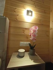 un baño con una mesa con una flor. en Divine Studios Elafonisos B2, en Elafonisos