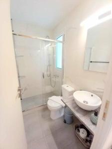 een badkamer met een toilet, een wastafel en een douche bij Divine Studios Elafonisos B2 in Elafonisos
