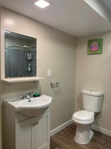 uma casa de banho com um WC branco e um lavatório. em Katie entire basement 3 bedrooms em Charlottetown
