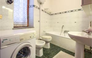 Stunning Apartment In Amantea With Wifi And 1 Bedrooms tesisinde bir banyo