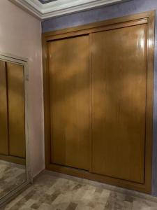 un par de puertas correderas en una habitación en Appartement rez-de-chaussee, en Aït Ali