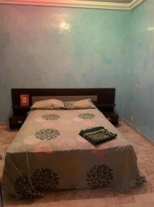 1 dormitorio con 1 cama grande y 2 almohadas en Appartement rez-de-chaussee, en Aït Ali