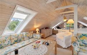 KnebelにあるStunning Home In Knebel With 3 Bedrooms And Wifiのリビングルーム(ソファ、テーブル付)