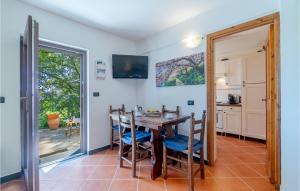 cocina y comedor con mesa y sillas en Nice Apartment In Uscio With Wifi, en Uscio