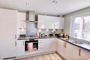 Kuchyň nebo kuchyňský kout v ubytování New Build 2 Bedroom Luxury Apartment, Birmingham City Centre